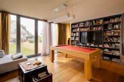 Obýváku dominuje kulečníkový stůl; podle toho, jak se majiteli ráno daří hra, bude prý vypadat celý následující den.