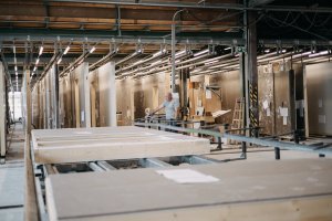 Dřevostavby ELK vznikají ve výrobním závodě v Schermsu nedaleko od česko-rakouské hranice. (ELK – rakouský dodavatel prefabrikovaných dřevostaveb)