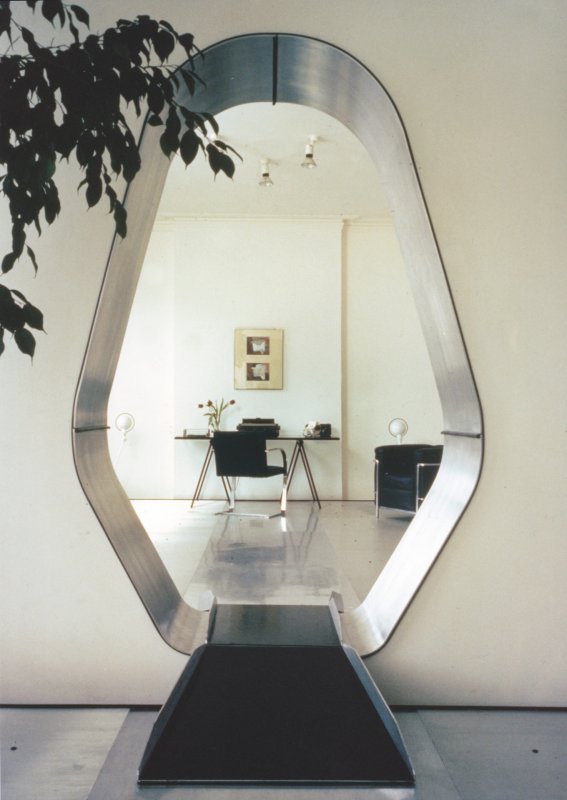 Londýnský byt (1985) teoretika architektury a designu Deyana Sudjice – Kaplický se zde inspiroval filmem 2001: Vesmírná odysea. © Jan Kaplický, Future Systems s laskavým svolením Nadačního fondu Kaplicky Centre 
