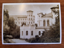 Jízdárna a v pozadí dnes již neexistující zámek Světce, který se nedokončil a nyní jsou z něho jen ruiny (rok 1880)