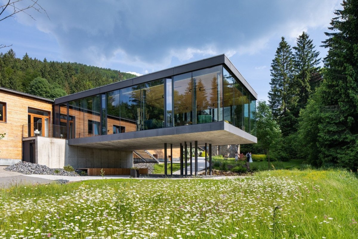 Přístavba hotelu U Holubů v Čeladné z dílny Kamil Mrva Architects