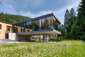 Přístavba hotelu U Holubů v Čeladné z dílny Kamil Mrva Architects