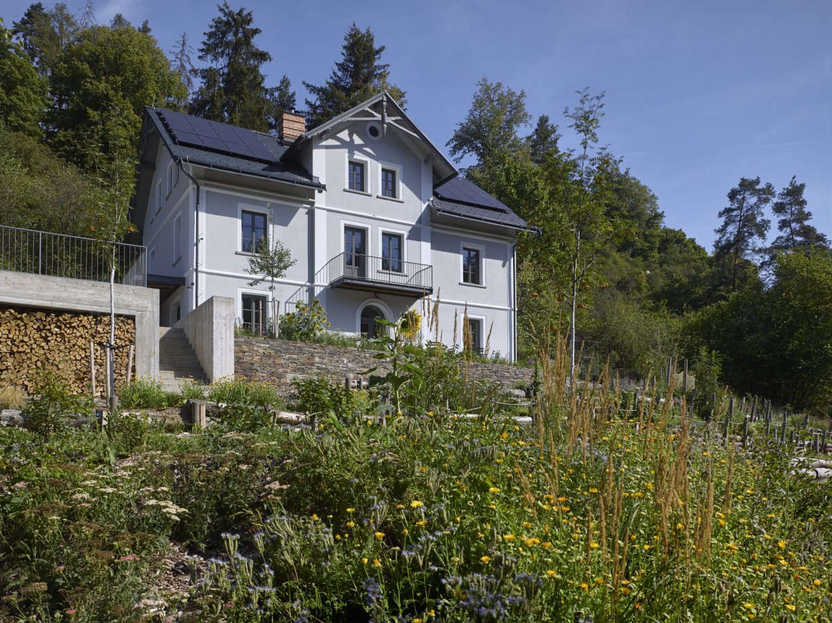 Původně byl Tauhaus fořtovnu z 90. let 19. století, nyní se jedná o penzion (Rekonstrukce Tauhaus; studio Olgoj Chorchoj)