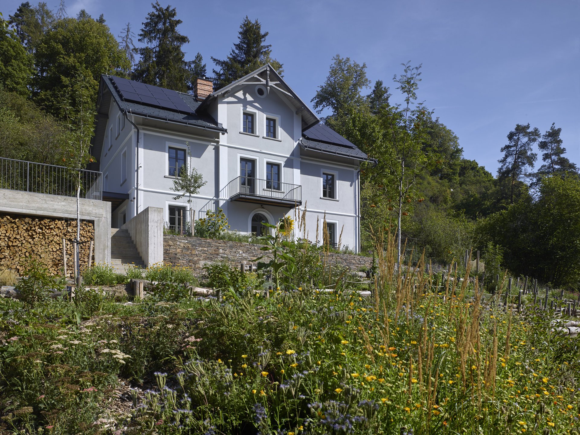 Původně byl Tauhaus fořtovnu z 90. let 19. století, nyní se jedná o penzion (Rekonstrukce Tauhaus; studio Olgoj Chorchoj)