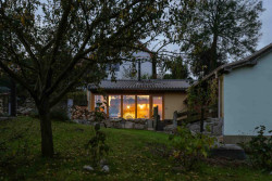 Manželský pár přírodovědců si nechal přistavit byt ke své chalupě.