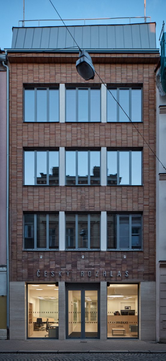 Konverze domu nábytku na budovu Českého rozhlasu Olomouc podle návrhu studia Atelier 38