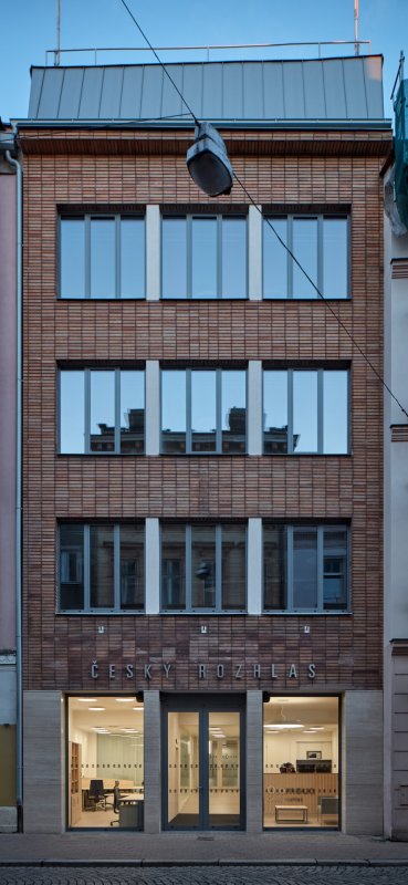 Konverze domu nábytku na budovu Českého rozhlasu Olomouc podle návrhu studia Atelier 38