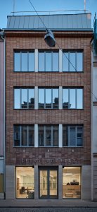 Konverze domu nábytku na budovu Českého rozhlasu Olomouc podle návrhu studia Atelier 38