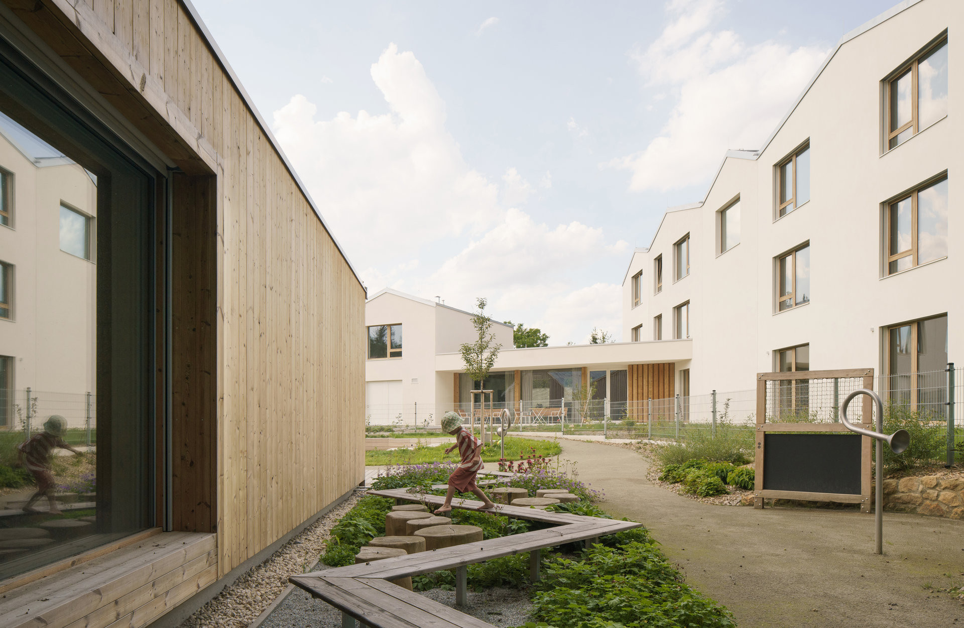 Soubor staveb, kde se od sebe generace vzájemně učí. (Domov pro seniory s mateřskou školou v Horních Jirčanech, ti architekti)