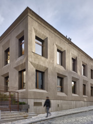 Všechny okna mají stejný formát, díky ostěním ale působí, jako by jejich velikosti byly různé. (Rezidence Gotthardská v Praze, NEDVEDARCHITETI)