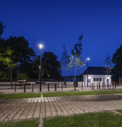 Náměstí zůstává jako veřejný prosotr přístupný 24 hodin denně, tedy i po uzavření plovárny nebo mimo sezónu. (Koncepce úprav okolí Kamencového jezera, studio Refuel)