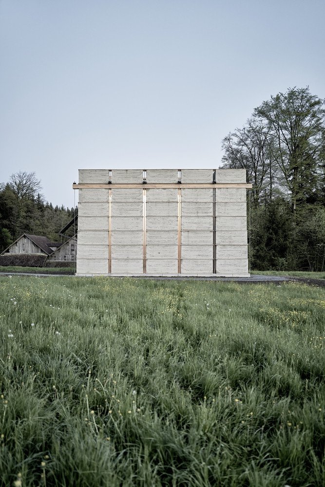 Podélný rastr - platformy, na nichž spočívají jednotlivé panely. (věž v Chamsu, Bolthauser Architekten a další)