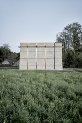 Podélný rastr - platformy, na nichž spočívají jednotlivé panely. (věž v Chamsu, Bolthauser Architekten a další)