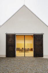 Pohled do  sálu. Architektka prosadila velkoplošné prosklení