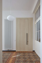 Rekonstrukce domu v Jindřichově Hradci od Matěje Šebka a Martina Petříka: Vstupní dveře do přízemního bytu