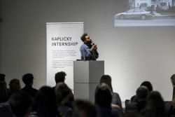 Glenn DeRoche během své přednášky v centru DOX