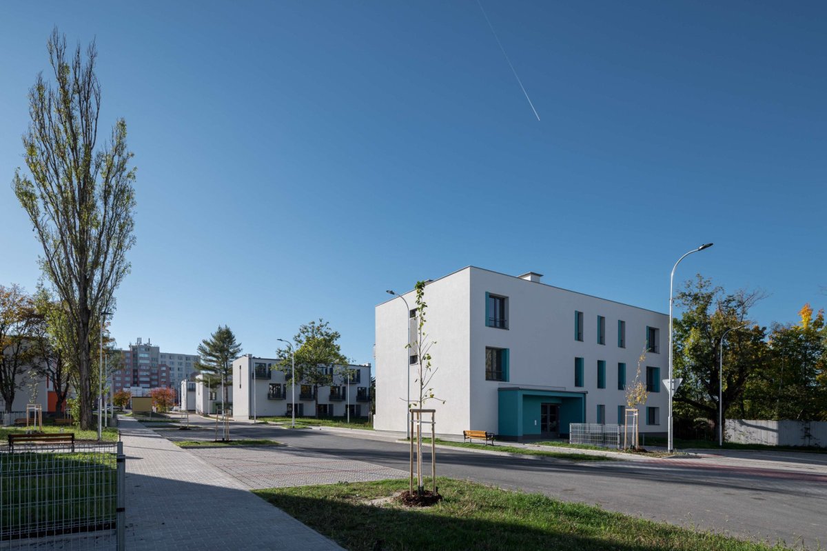 Městské bytové domy v Plzni, Projectstudio8: ... například v podobě ostění vstupů nebo oken