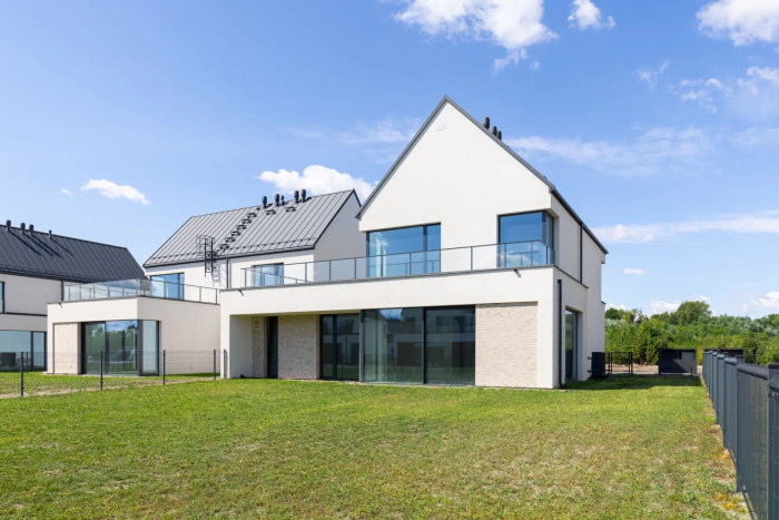 Okenní a dveřní systém s tepelnou izolací MB-86N - Aluprof v NeoNatolin ve Varšavě.