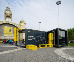 CITY moduly citlivě doplněné žlutými dřevěnými prvky před Průmyslovým palácem na Výstavišti