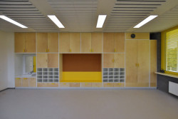 Škola a školka v Letech, Architekt Ondřej Tuček: V pavilonu základní školy se nachází šest učeben, které jsou umístěny v rozích budovy.