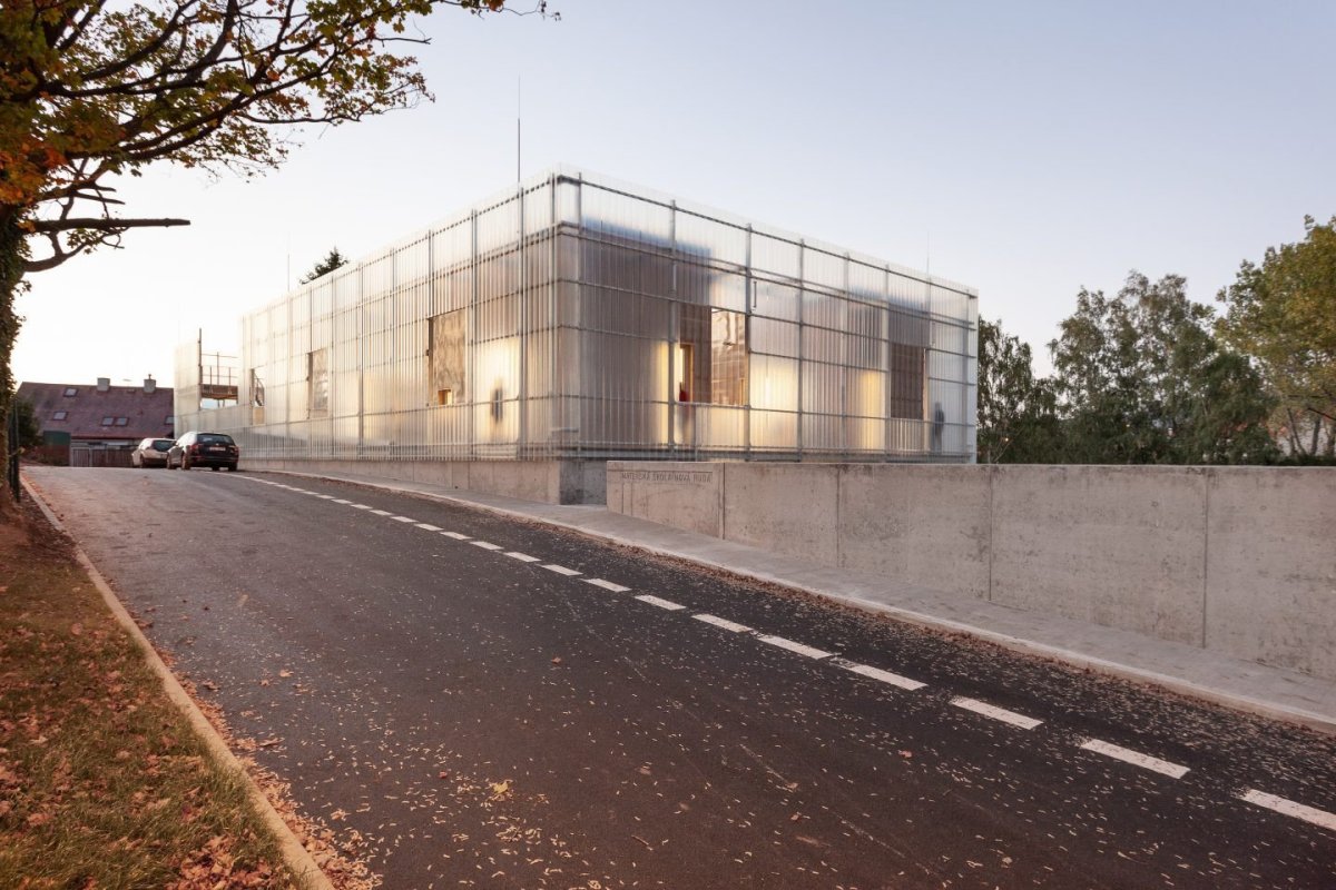 Hlavní cenu přehlídky Česká cena za architekturu 2019 získala Mateřská škola Nová Ruda od Petra Stolína a Aleny Mičekové