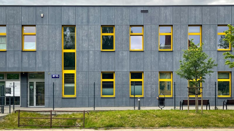 Škola v mnichovské čtvrti Werksviertel v Německu s fasádou z vláknocementových panelů Swisspearl Patina.