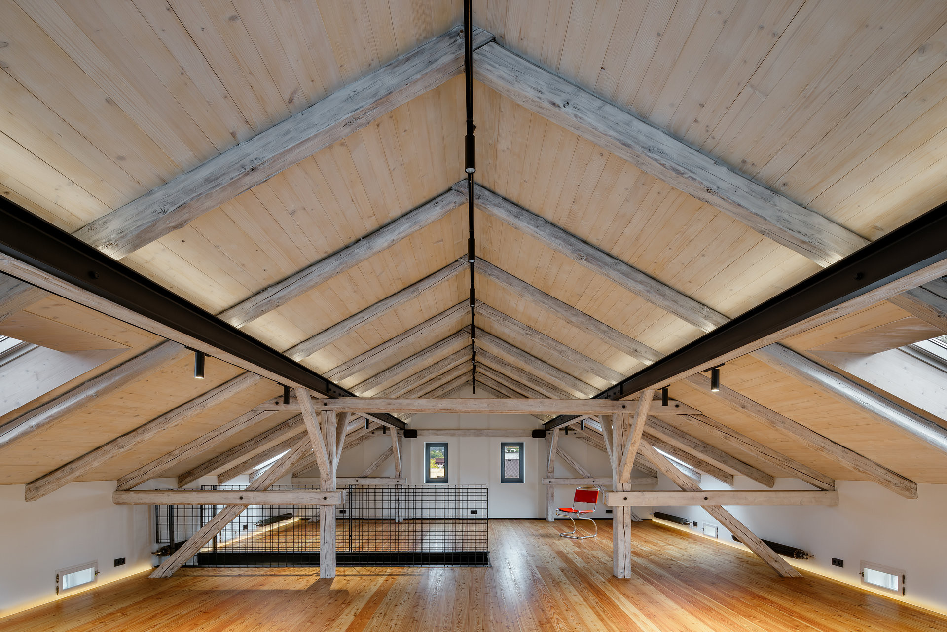 Původní konstrukce s nízkou půdou její vznik neumožňovala. (Konverze Pípalova malířství v Humpolci; MA Studio)