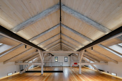 Původní konstrukce s nízkou půdou její vznik neumožňovala. (Konverze Pípalova malířství v Humpolci; MA Studio)