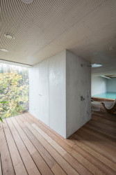 Cílem bylo vytvořit klidné a neutrální pozadí pro život obyvatel domů a kvalitní prvky volného nábytku. (Trojdům, Martin Čeněk)