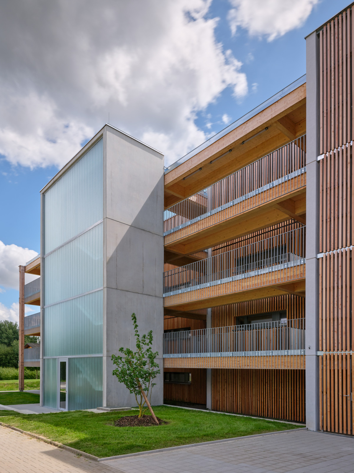 Navrhli je Kuba & Pilař architekti a konstrukci mají částečně ze dřeva.