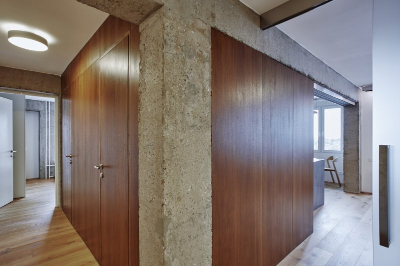 Rekonstrukce panelového bytu od studia Klára Makovcová Architects