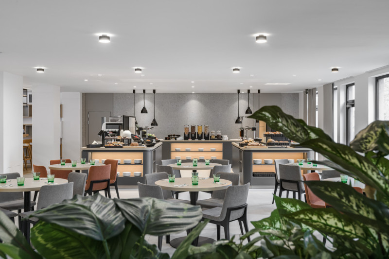 Restaurace v přízemí hotelu nese název „Vizovická“, symbolický odkaz na sídlo a výrobní závod KOMA MODULAR ve Vizovicích.