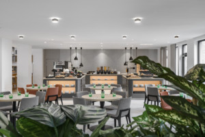 Restaurace v přízemí hotelu nese název „Vizovická“, symbolický odkaz na sídlo a výrobní závod KOMA MODULAR ve Vizovicích.