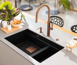 Kuchyňská baterie MYTHOS MASTERPIECE včetně doplňků v podobě dávkovače saponátu ATLAS NEO, easy click ovládání výpusti, hranatého přepadu a hranaté krytky výpusti. Vše provedení celonerez měděná s povrchovou úpravou PVD.