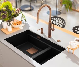 Kuchyňská baterie MYTHOS MASTERPIECE včetně doplňků v podobě dávkovače saponátu ATLAS NEO, easy click ovládání výpusti, hranatého přepadu a hranaté krytky výpusti. Vše provedení celonerez měděná s povrchovou úpravou PVD.