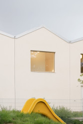 Jednotlivé „domky“ mají fasádu s rozdílnou zrnitostí omítky. (Domov pro seniory s mateřskou školou v Horních Jirčanech, ti architekti)