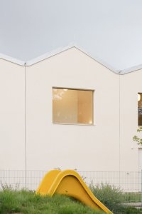Jednotlivé „domky“ mají fasádu s rozdílnou zrnitostí omítky. (Domov pro seniory s mateřskou školou v Horních Jirčanech, ti architekti)