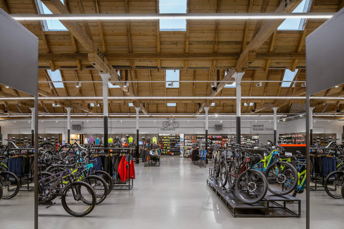 Přestavba Vindyšovy továrny na Ski a Bike Centrum Radotín, VLLNNA + Martin Duba studio/ Ing. arch. Petr Šindelář, Ing. arch. Martin Duba, Ing. arch. Hana Davidová