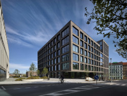 Jakub Cigler Architekti realizovali nárožní administrativní budovu na náměstí W. Churchilla s cihlovou fasádou