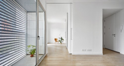 Esteve Bonell, Josep Maria Gil, peris+toral.arquitectes, kolektivní bydlení pro seniory a zdravotní středisko v Barceloně, interiér bytu, foto