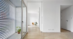 Esteve Bonell, Josep Maria Gil, peris+toral.arquitectes, kolektivní bydlení pro seniory a zdravotní středisko v Barceloně, interiér bytu, foto