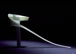 Architektka návrh vypracovala už koncem v 90. let. Lidem se můstek otevřel v roce 2002. Jeho rampa měří 90 metrů, z jedné strany na ni navazuje doskočiště, z druhé věž s kavárnou a výhledem.