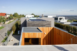 Sauna a terasa - relaxační oáza. (Rodinný dům v Radotíně, System Recovery Architects)