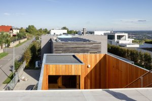 Sauna a terasa - relaxační oáza. (Rodinný dům v Radotíně, System Recovery Architects)