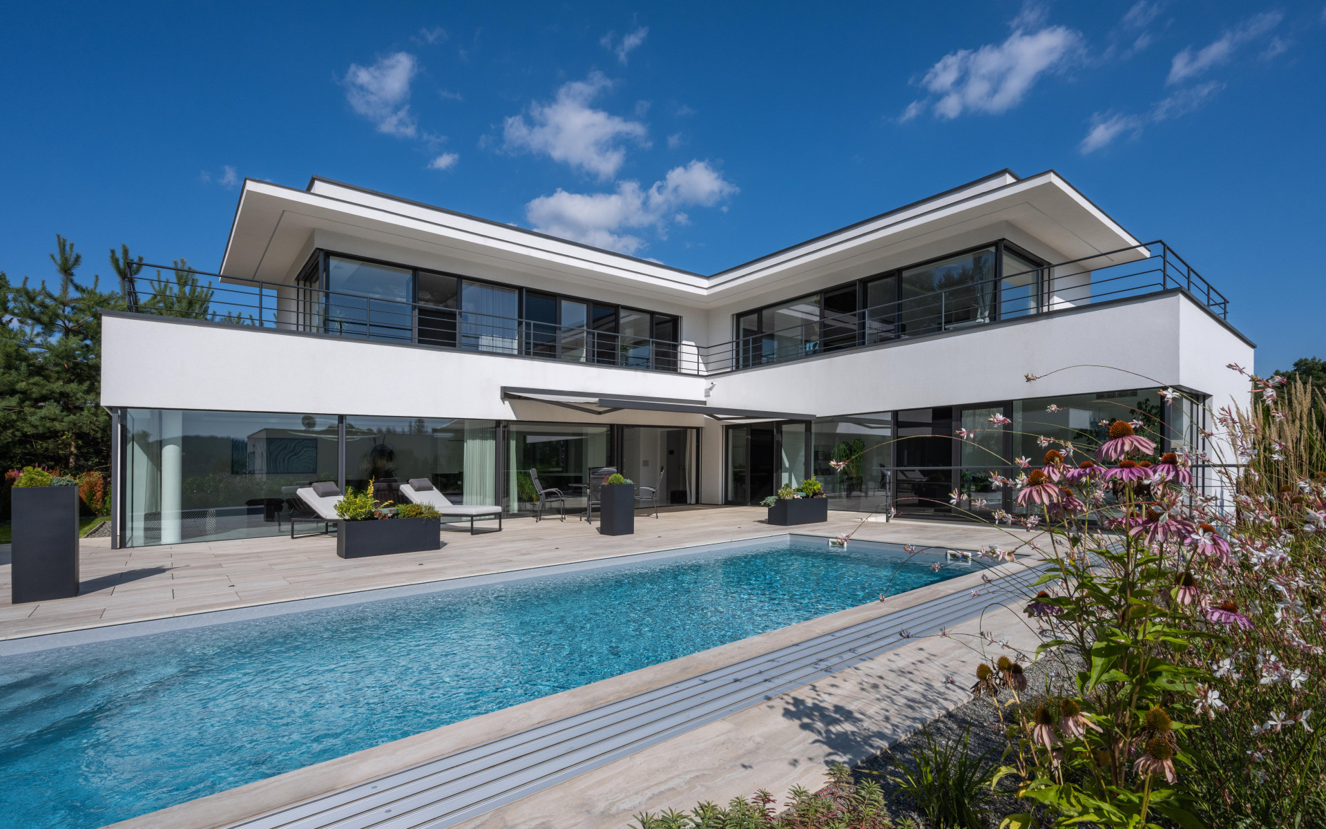 Ateliér Kareš Arch zrealizoval v Brně neofunkcionalistickou vilu, která se otevírá do zahrady