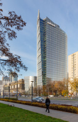 Mrakodrap od Goettsch Partners v centru Varšavy