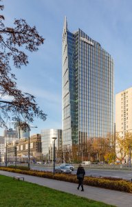 Mrakodrap od Goettsch Partners v centru Varšavy
