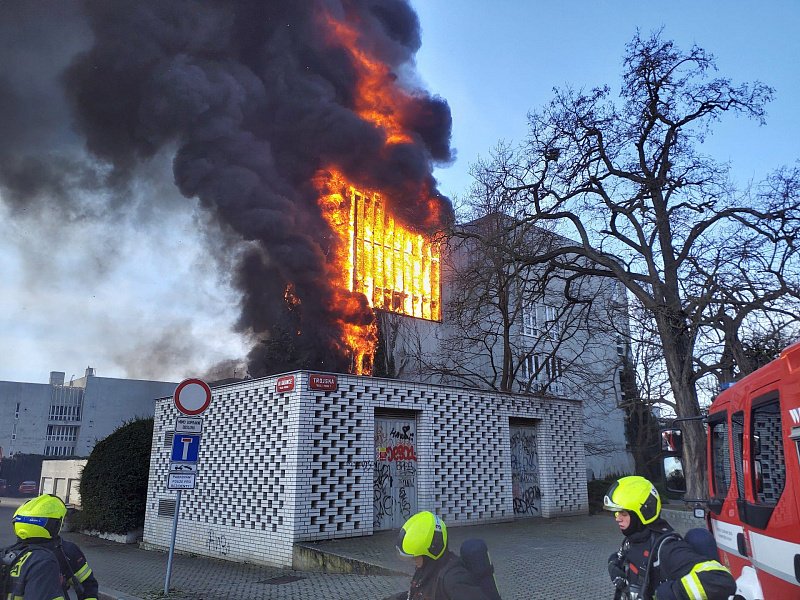 V Tróji v komplexu od architekta Jana Bočana hořelo.