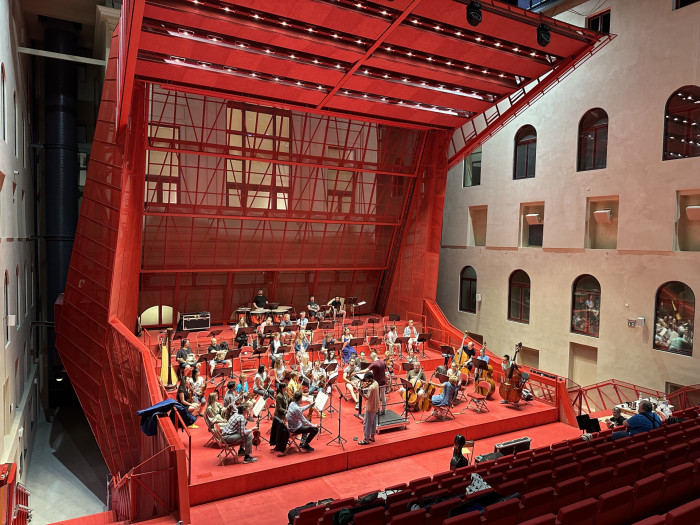 Multifunkční sál v Císařských lázních podle návrhu ateliéru Petr Hájek Architekti