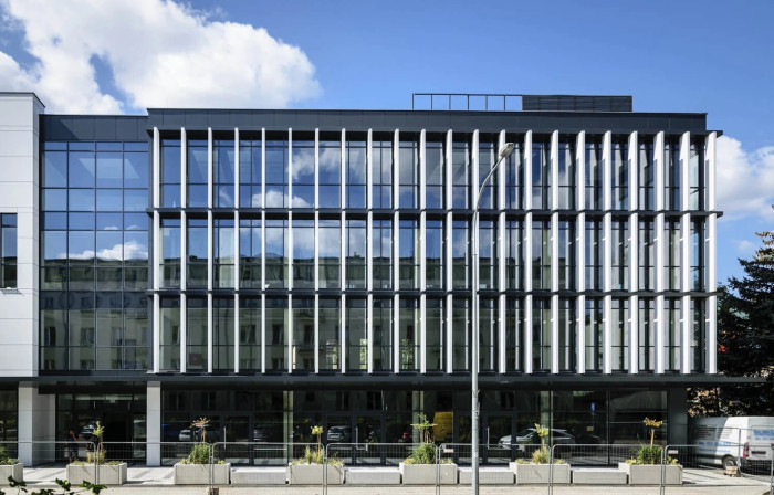 Okenní a dveřní systém s tepelnou izolací MB-79N v kancelářské budově v Białystoku v Polsku.